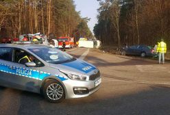 Korzeniste. Zderzenie busa z osobówką na DK 43