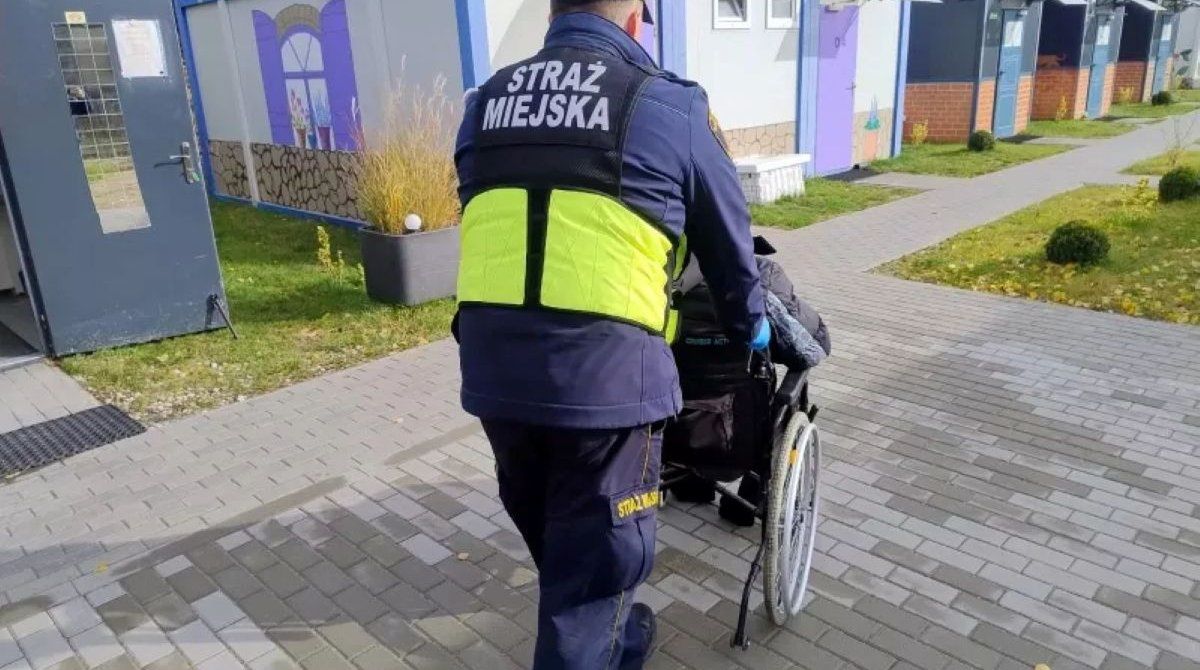 Warszawa: Bezdomny marzł na klatce. Strażnicy zdążyli na czas