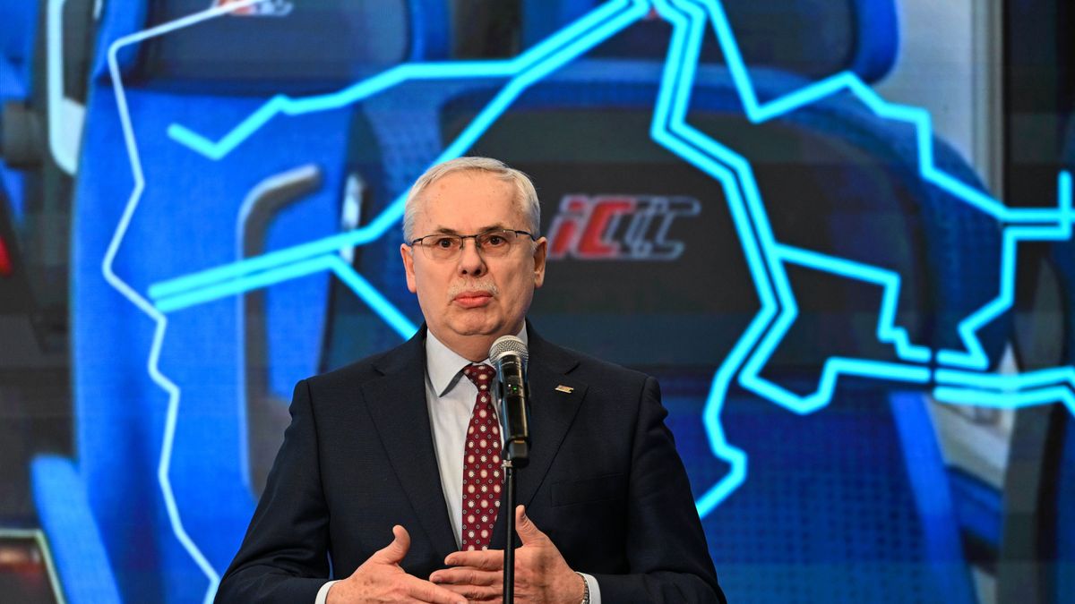 Nowy Sącz, 18.02.2026. Prezes PKP Intercity Janusz Malinowski podczas konferencji prasowej tow. wizycie technicznej ministra infrastruktury Dariusza Klimczaka w fabryce NEWAG S.A. w Nowym Sączu, 18 bm. (jm) PAP/Darek Delmanowicz