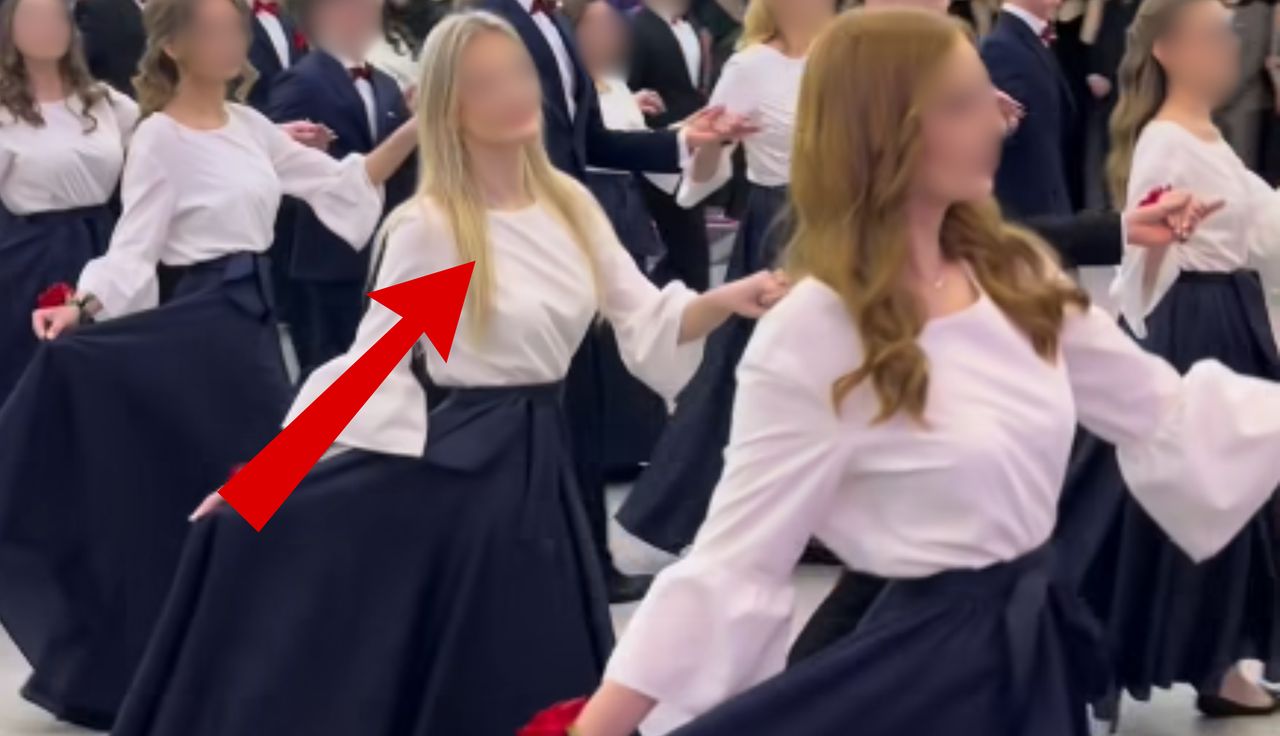 Ujęcia ze studniówki. Wszyscy patrzą na jedno