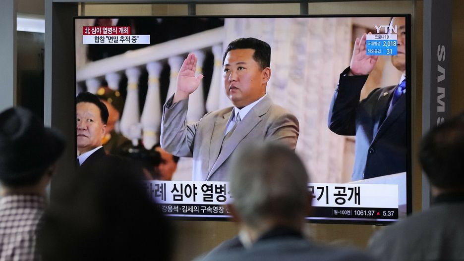 Nocna parada w Korei P�?nocnejPeople watch a TV showing North Korean leader Kim Jong Un during a military parade held in Pyongyang, North Korea, at Seoul Railway Station in Seoul, South Korea, Thursday, Sept. 9, 2021. North Korea paraded goose-stepping soldiers and military hardware in its capital overnight in a celebration of the nation's 73rd anniversary, state media reported Thursday. (AP Photo/Ahn Young-joon)AP