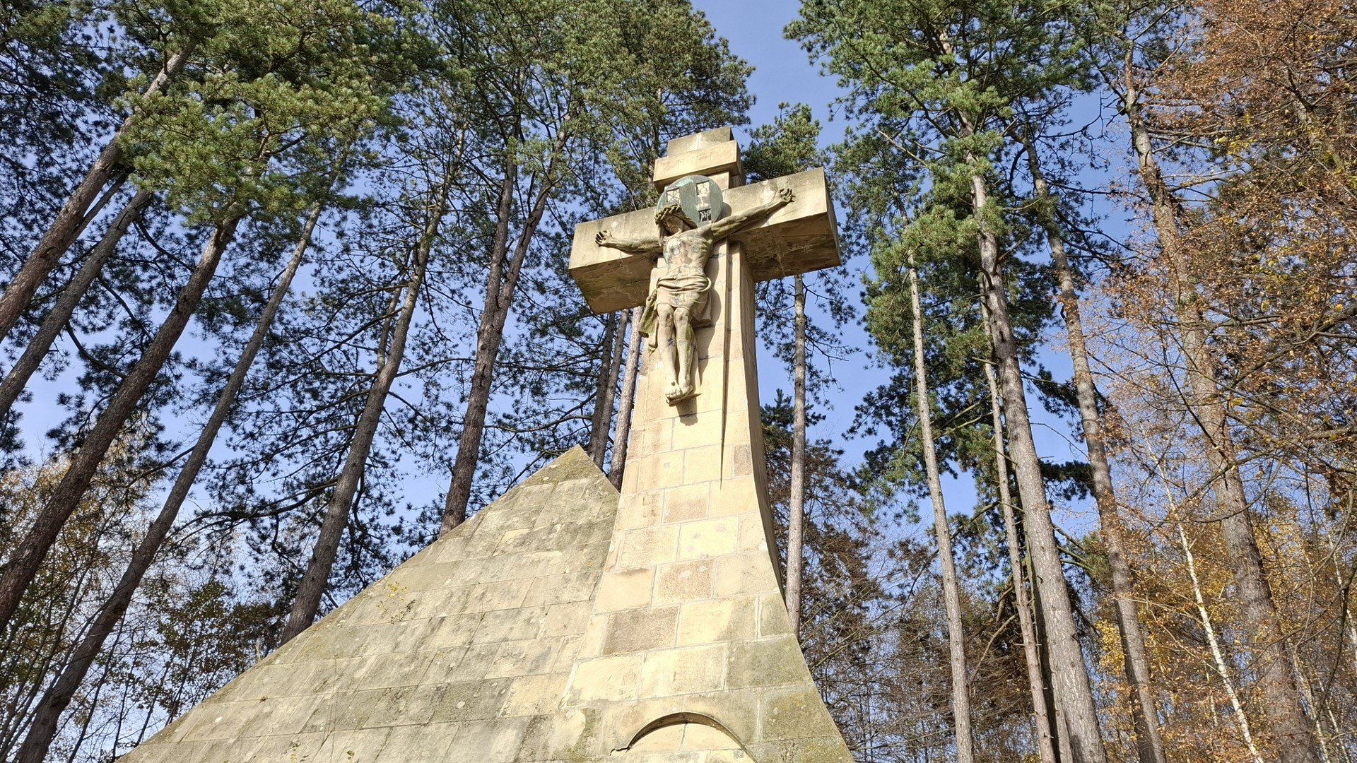 Piramida i mauzoleum - dwa najbardziej niezwykłe grobowce w powiecie Gorlickim