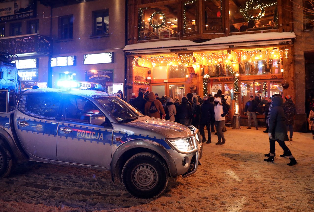 Tłumy na Krupówkach i interwencje policji. Burmistrz Zakopanego zabrał głos