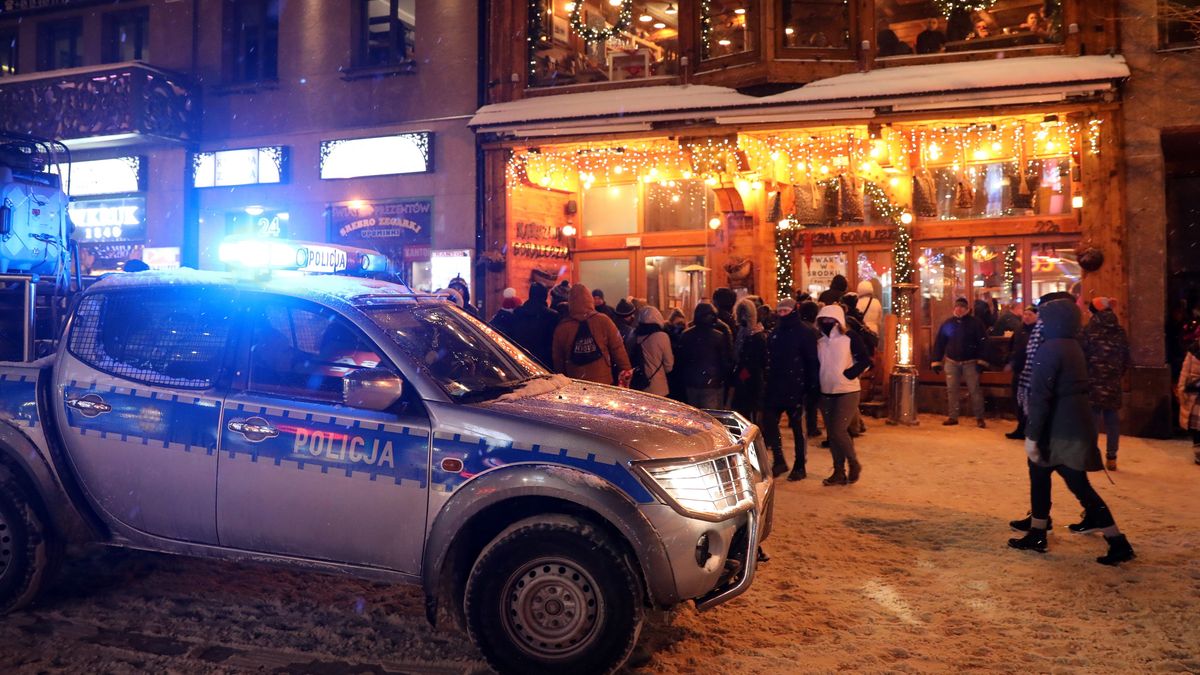 Policyjny radiowóz wśród licznych turystów na Krupówkach w Zakopanem.