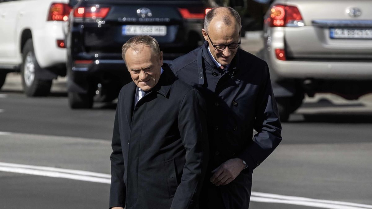 Kijów, Ukraina, 10.05.2025. Premier Donald Tusk (L) oraz kanclerz Niemiec Friedrich Merz (P) podczas powitania w Kijowie, 10 bm. Premier Donald Tusk rozpoczął w sobotę wizytę w Kijowie, gdzie razem z prezydentem Francji Emmanuelem Macronem, kanclerzem Niemiec Friedrichem Merzem i premierem Wielkiej Brytanii Keirem Starmerem spotka się z prezydentem Ukrainy Wołodymyrem Zełenskim w ramach tzw. koalicji chętnych. (jm) PAP/Vladyslav Musiienko