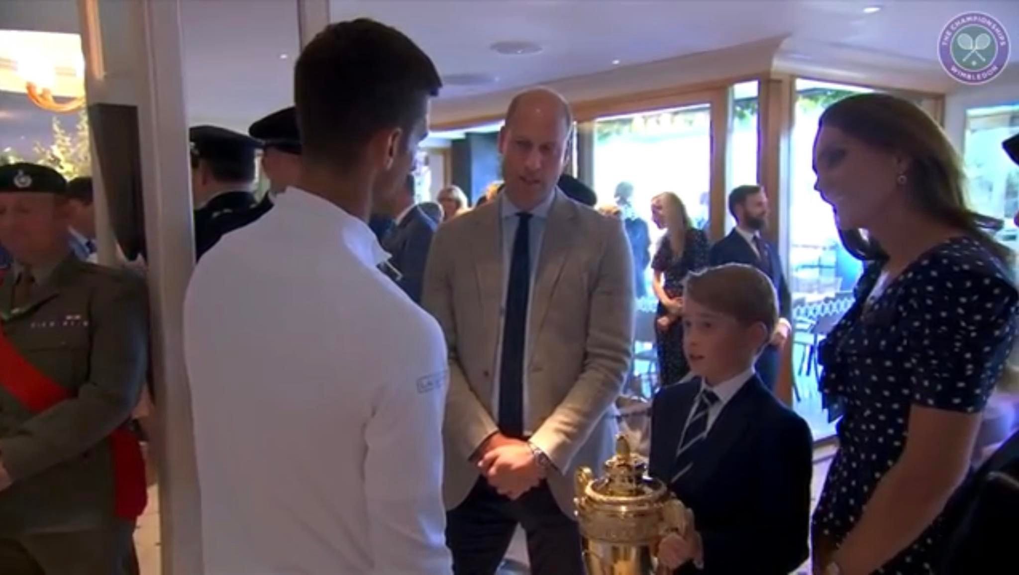 Książę George trzyma trofeum zwycięscy Novaka Djokovića