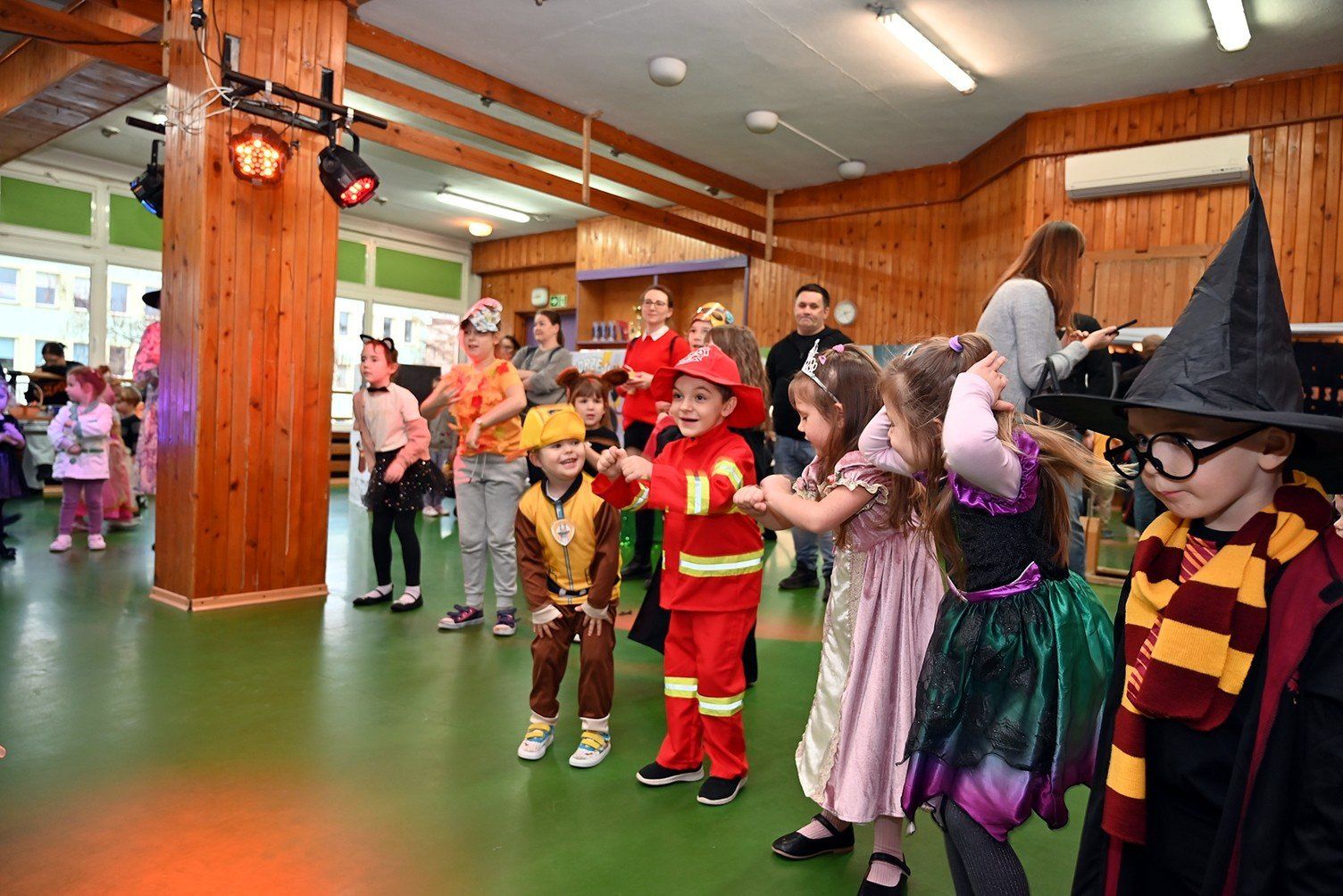 Bal dla dzieci od pierwszych chwil emanował radością. Wróżby, tańce, wspólna zabawa i mnóstwo śmiechu. Więcej na kolejnych zdjęciach