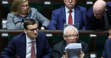 Rząd każe podnieść płace Polakom, a przy okazji liczy już miliardowe zyski