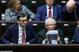 Rząd każe podnieść płace Polakom, a przy okazji liczy już miliardowe zyski
