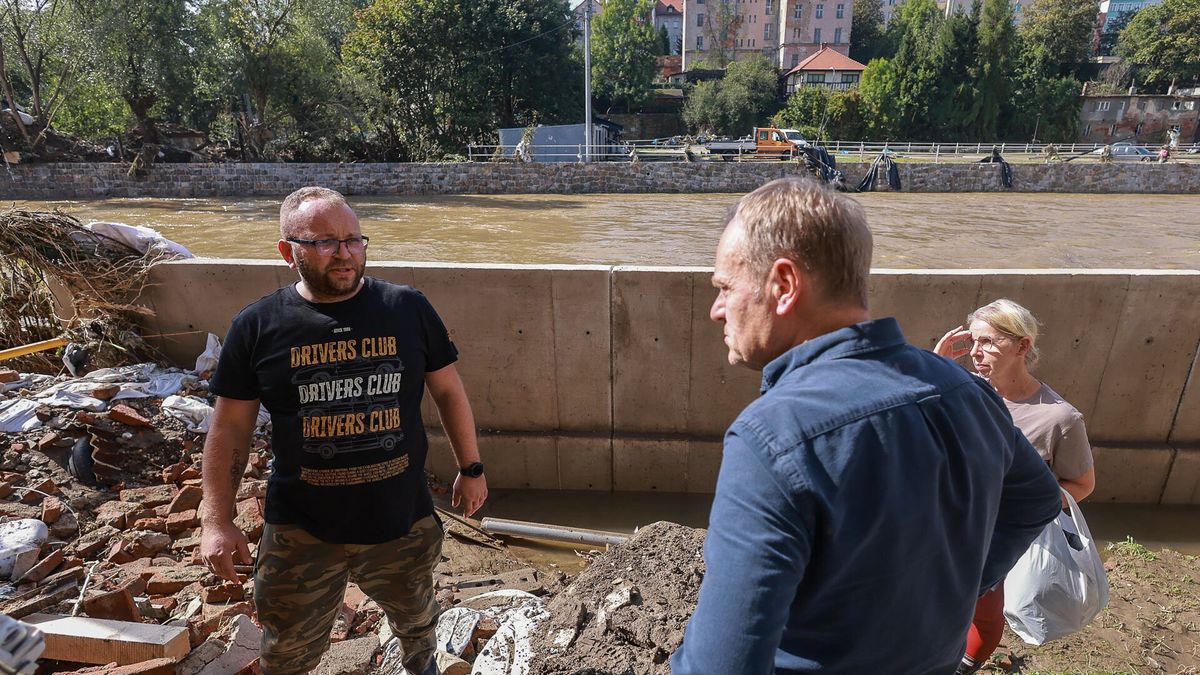 Donald Tusk w Kłodzku spotkał się z ludźmi poszkodowanymi w powodzi