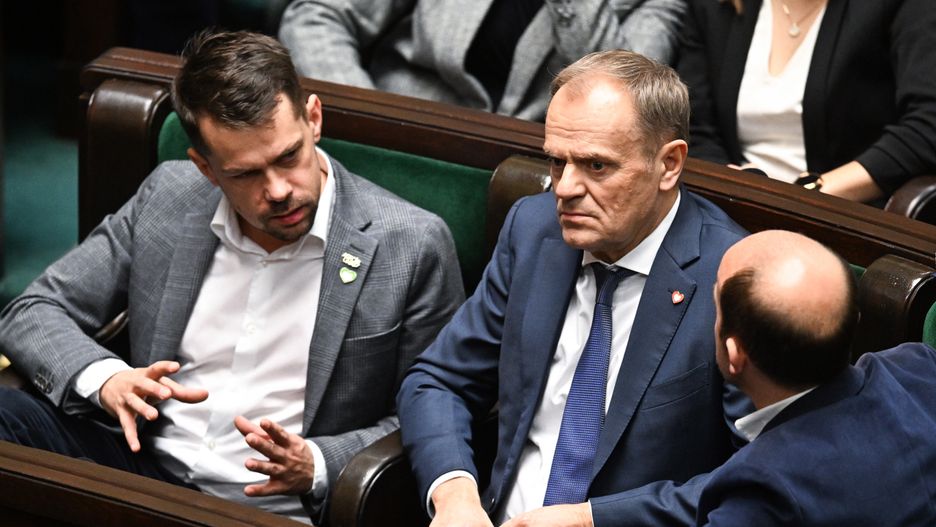 Warszawa, 06.12.2023. Przewodniczący PO Donald Tusk (C) i poseł KO Michał Kołodziejczak (L) na sali obrad Sejmu w Warszawie, 6 bm. Posłowie zajmą się m.in. projektami ustaw ws. zamrożenia cen energii (sko) PAP/Radek Pietruszka