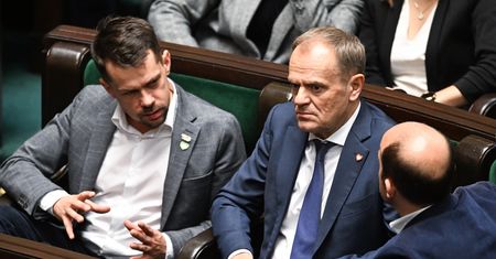 Tusk ubiegł Morawieckiego. Wykłada karty na stół