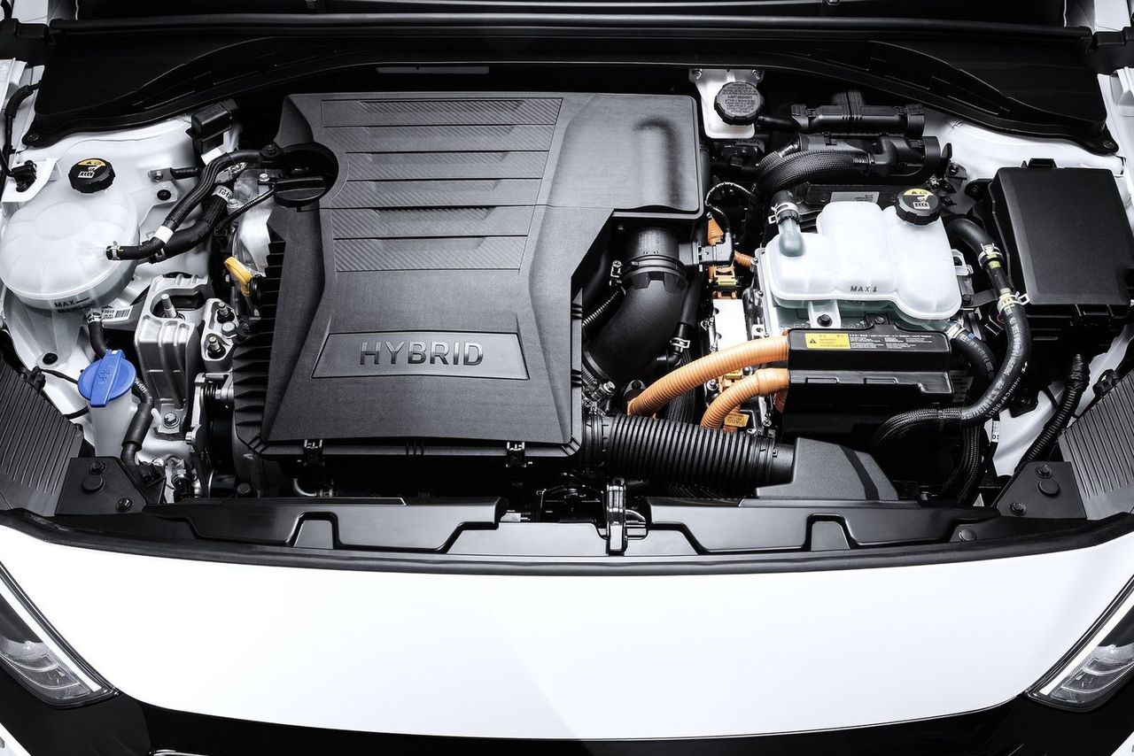 Hyundai Ioniq Hybrid jest napędzany znaną jednostką 1.6 GDI (Kappa) o mocy 105 KM i momencie obrotowym 147 Nm. Motor elektryczny rozwija moc 43,5 KM i maksymalny moment obrotowy o wartości 170 Nm. Moc systemowa układu to 141 KM, a maksimum momentu obrotowego jakie ma do dyspozycji kierowca to 265 Nm. Źródłem energii dla silnika elektrycznego jest bateria o pojemności energetycznej 1,56 kWh. Emisja CO2 tego modelu wynosi 79g/km.