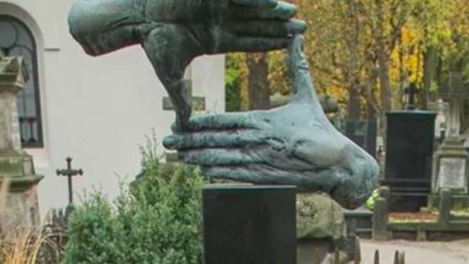 Warszawa. Krzysztof Kieślowski ma niezwykły pomnik na grobie na warszawskich Powązkach. Być może będzie miał też wyjątkową w stolicy ulicę