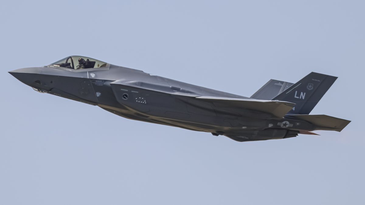 PARIS, FRANCE - 2023/06/23: USAF Lockheed Martin F-35 Lightning II fighter 5th generation combat jet aircraft performs a flight demonstration during the 54th International Paris Air Show at Le Bourget Airport in Paris. (Photo by Nik Oiko/SOPA Images/LightRocket via Getty Images)