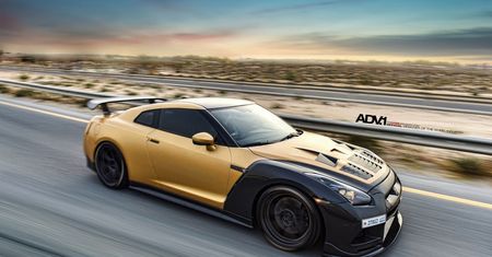 Czarno-złoty Nissan GT-R na Bahrain International Circuit