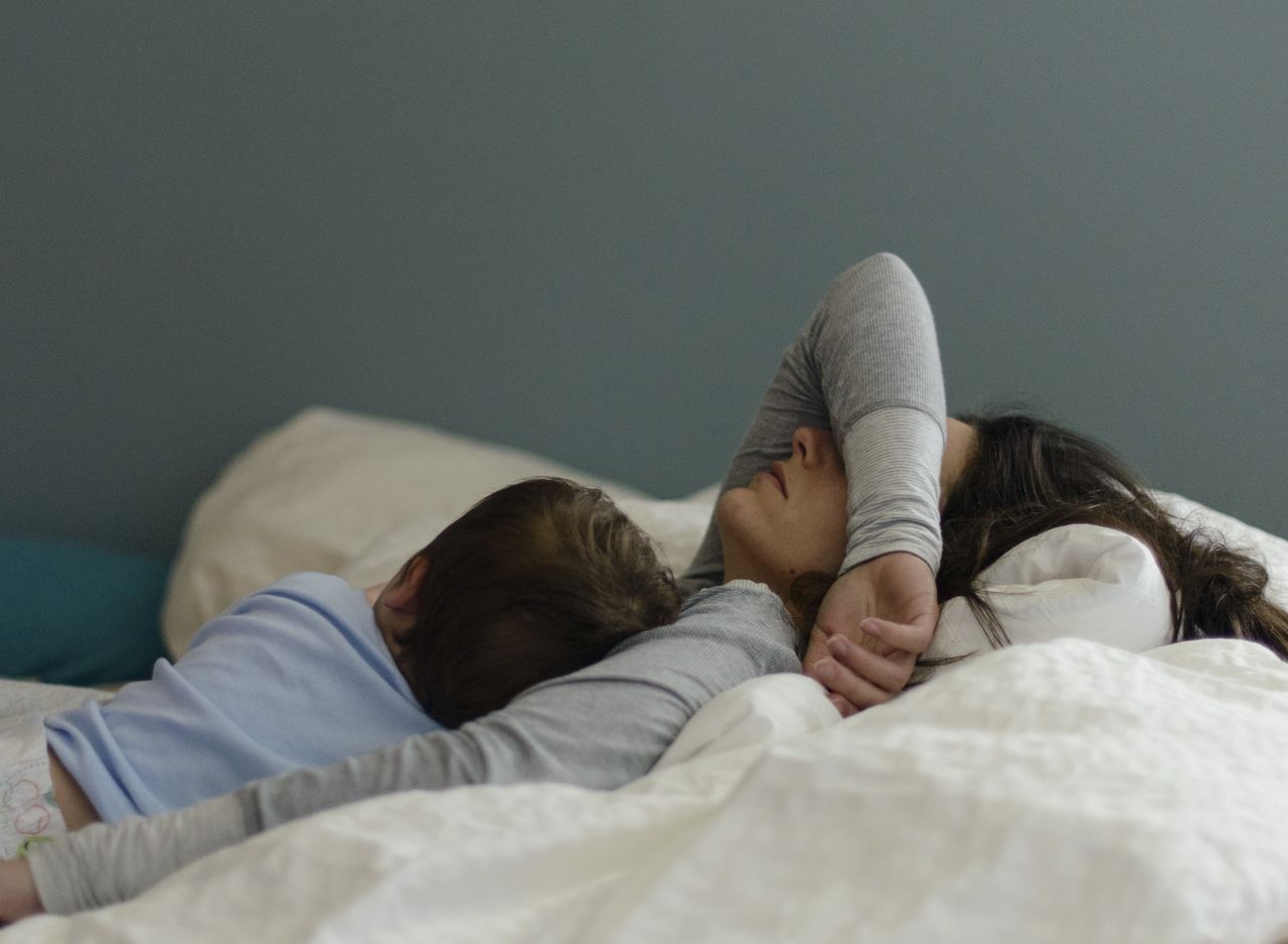 Od wielu lat śpią oddzielnie, swoje łóżka dzielą z synami. Edukatorka seksualna wyjaśnia, jak "współspanie" wpływa na rozwój emocjonalny dziecka