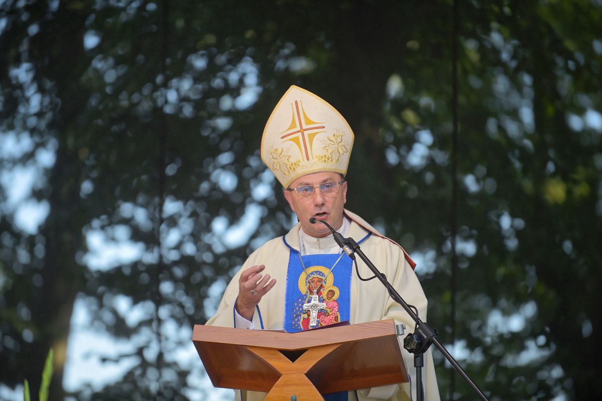 Arcybiskup Wojciech Polak przebywa w izolacji domowej