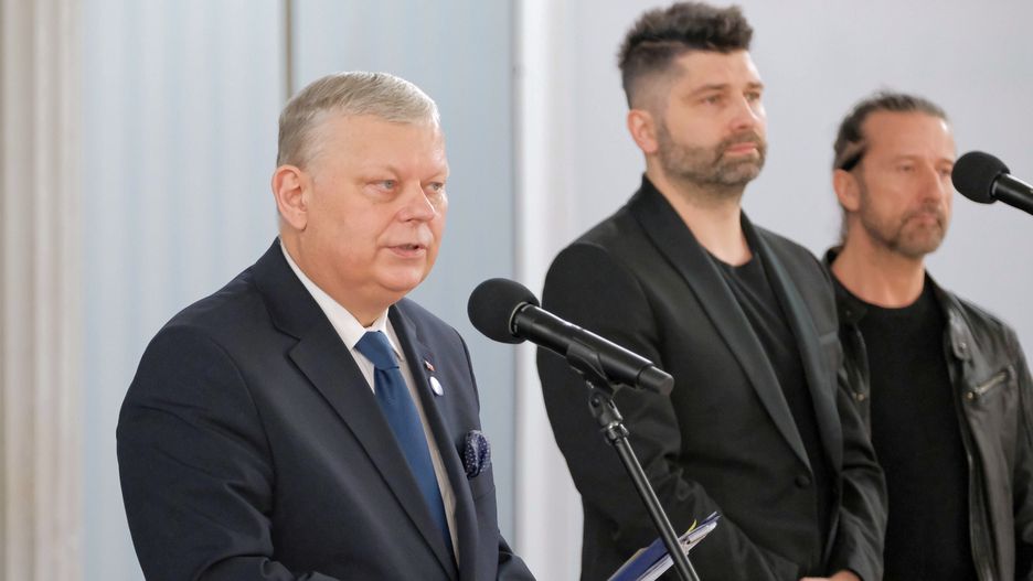Warszawa, 20.01.2022. Poseł PiS Marek Suski (L), gitarzysta Piotr Końca (C) oraz perkusista Wojtek Owczarek (L) podczas konferencji prasowej w Sejmie w Warszawie, 20 bm. Konferencja dot. propozycji zmian w ustawie o radiofonii i telewizji. Projekt zakłada, że stacje radiowe w godzinach 5-24 będą grały co najmniej 80 proc. polskiej muzyki. (jm) PAP/Mateusz Marek