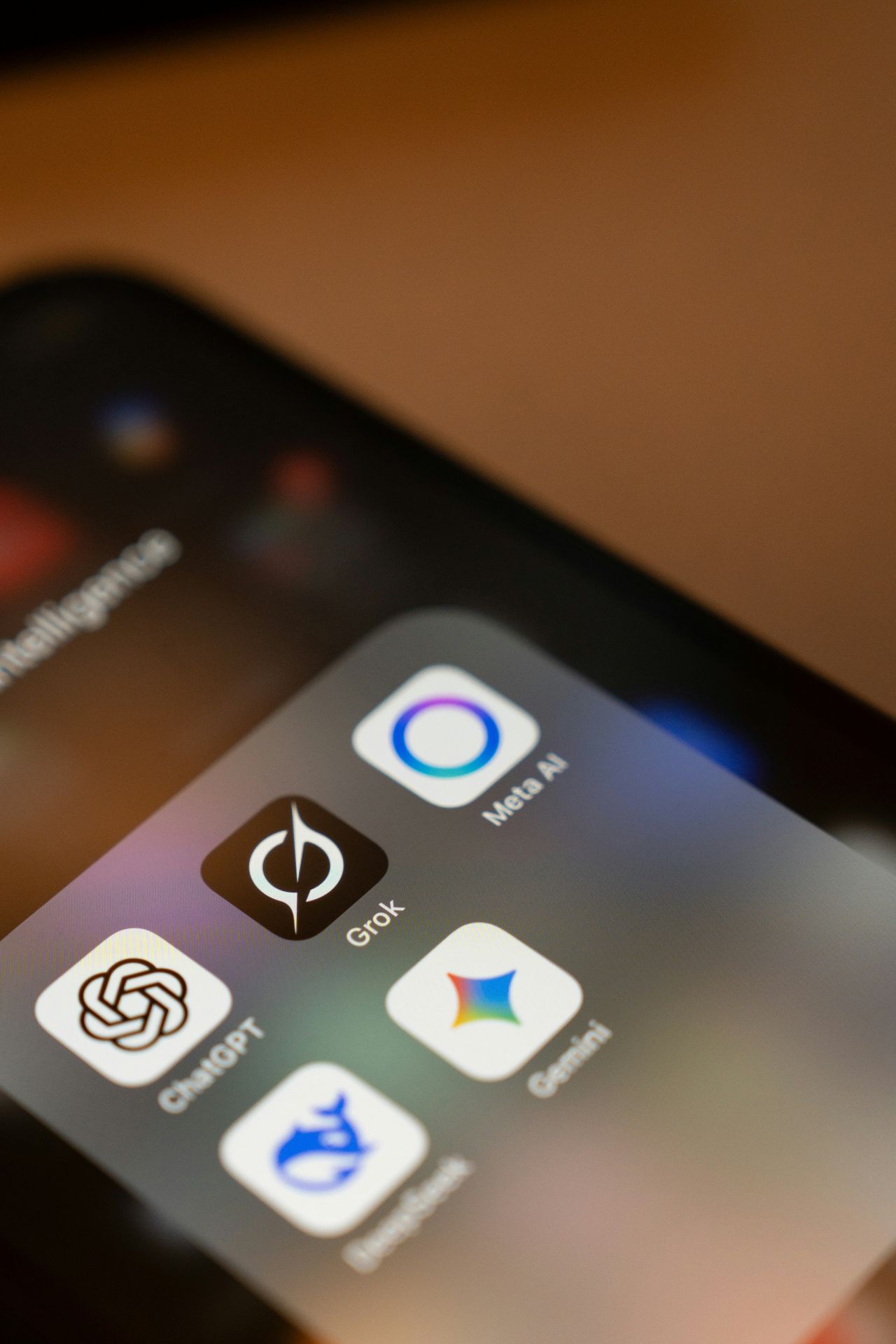 Po fali krytyki X zaostrza zasady. Grok AI nie będzie "rozbierał" zdjęć prawdziwych osób