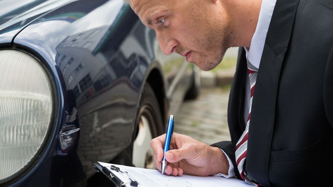 Zdjęcie mężczyzny oglądającego zepsute auto