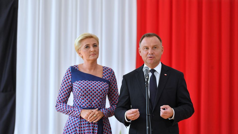 Andrzej Duda, Agata Kornhauser-DudaKruszew, 01.09.2021. Prezydent RP Andrzej Duda (P) oraz pierwsza dama Agata Kornhauser-Duda (L) podczas uroczystej inauguracji roku szkolnego 2021/2022 w Publicznej Szkole Podstawowej im. Papie�a Jana Paw�a II w Kruszewie, 1 bm.  (kf) PAP/Piotr NowakPiotr Nowakinauguracja, maseczki, maski, BINARY<(7) bytes>, pocz�tek roku szkolnego, rok szkolny, szko�a, uczniowie, BINARY<(11) bytes>