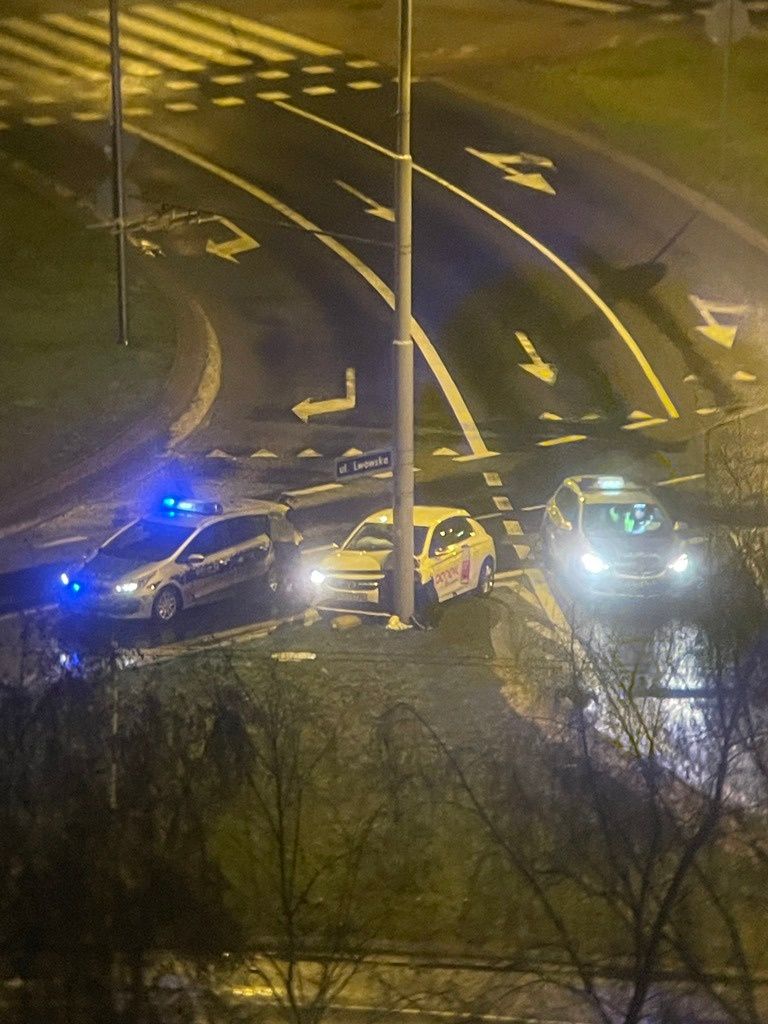 Samochód Panek rozbity na słupie latarni na rondzie Berbeckiego
