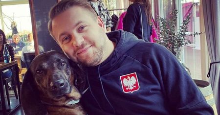 Kocha disco polo i pieski, a w Sejmie nie gryzie się w język. Jacek Ozdoba karierę robił w cieniu RODZINNEJ TRAGEDII