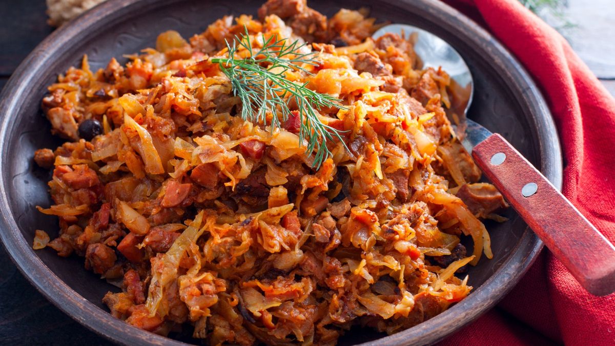 Aromatyczny polski bigos z wędzonymi śliwkami