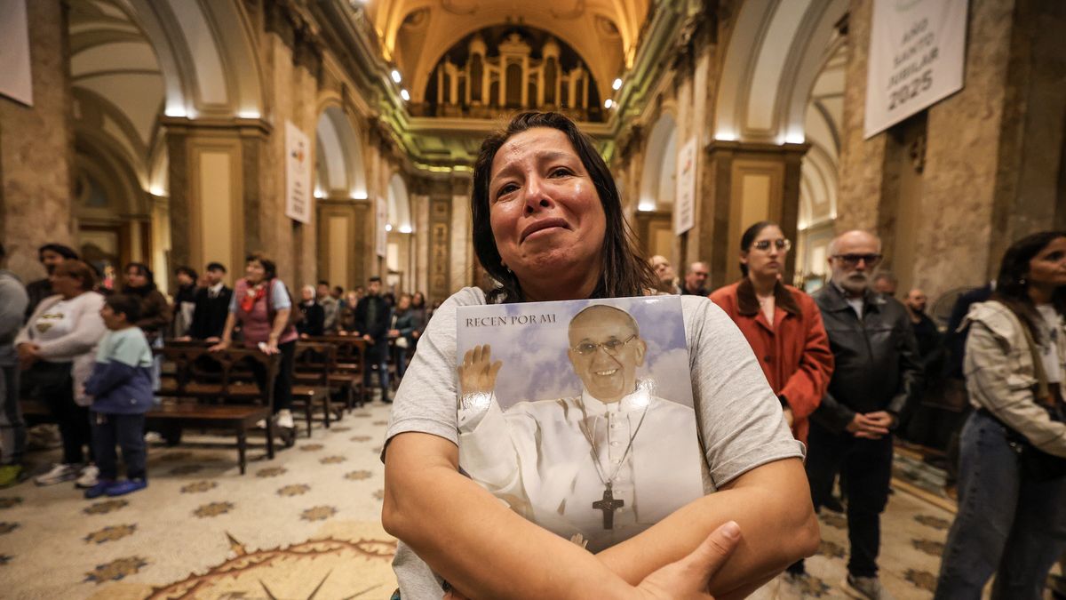 Tribute to Pope Francis at the Metropolitan Cathedral
epa12045795 A person attends a tribute to Pope Francis at the Metropolitan Cathedral in Buenos Aires, Argentina, 21 April 2025. Pope Francis died on 21 April 2025 at the age of 88, according to the Holy See. Born Jorge Mario Bergoglio in Buenos Aires, Argentina. On 17 December 1936, he was appointed leader of the Catholic Church on 13 March 2013, succeeding Pontiff Emeritus Benedict XVI.  EPA/JUAN IGNACIO RONCORONI 
Dostawca: PAP/EPA.
JUAN IGNACIO RONCORONI
catholic, tribute