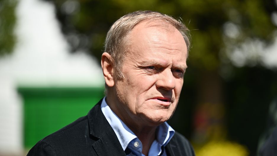 Sopot, 18.05.2025. Wybory prezydenta RP - I tura. Premier Donald Tusk podczas wypowiedzi dla mediów po głosowaniu w lokalu wyborczym w Sopocie, 18 bm. Trwa głosowanie w I turze wyborów prezydenta RP. Do jego zakończenia obowiązuje cisza wyborcza. (aldg) PAP/Marcin Gadomski