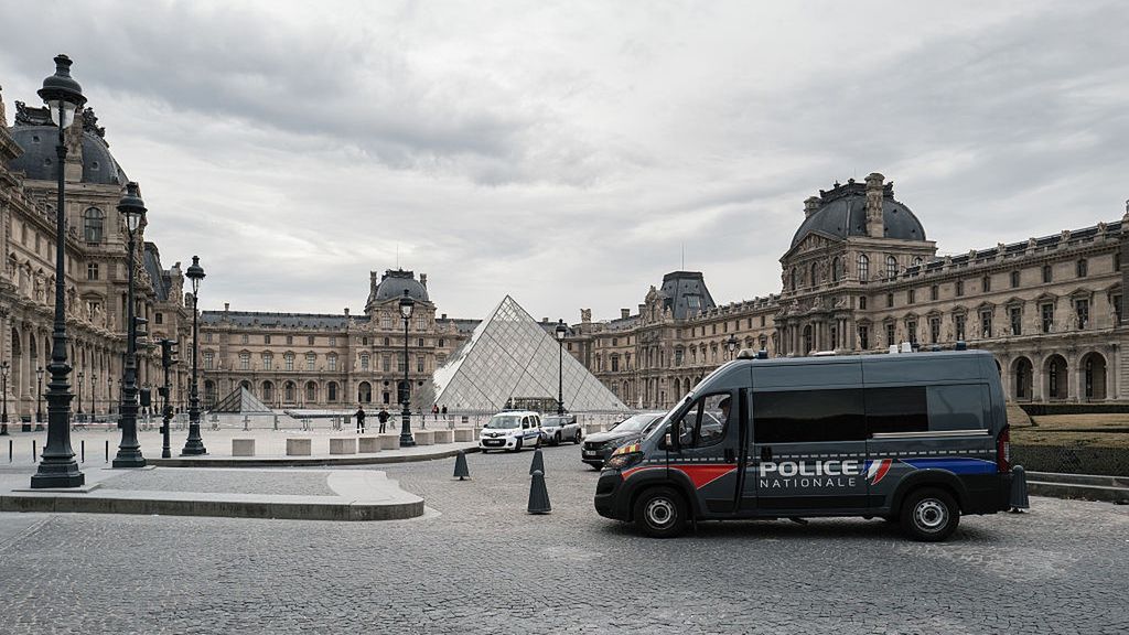Louvre Museum In Paris Closed After Robbery
French police officers stand in front of the Louvre Museum after a robbery in Paris, France, on October 19, 2025. Robbers break into the Louvre and flee with jewelry on the morning of October 19, 2025, a source close to the case says, adding that its value is still being evaluated. A police source says an unknown number of thieves arrive on a scooter armed with small chainsaws and use a goods lift to reach the room they are targeting. (Photo by Jerome Gilles/NurPhoto via Getty Images)
NurPhoto
criminals, fermé, enquêteurs, judiciaire, loot, butin, enquête judiciaire, grand banditisme, 19 octobre, brigade de repression, closure, fermeture, banditisme, banditry, fuite, cassen, rivoli street, napoleon, dérobés, cambriolage, apollo gallery, dimanche 19 octobre, bijoux, braquage, rivoli, napoleon's jewelry, law enforcement, t-max, louvre, investigation, bijoux de napoleon, judicial investigation, judicial, investigators, enquête, october 19, musée du louvre