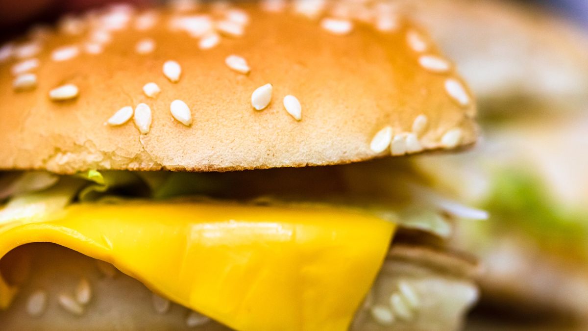 Warto spróbować przygotować domowego cheeseburgera.