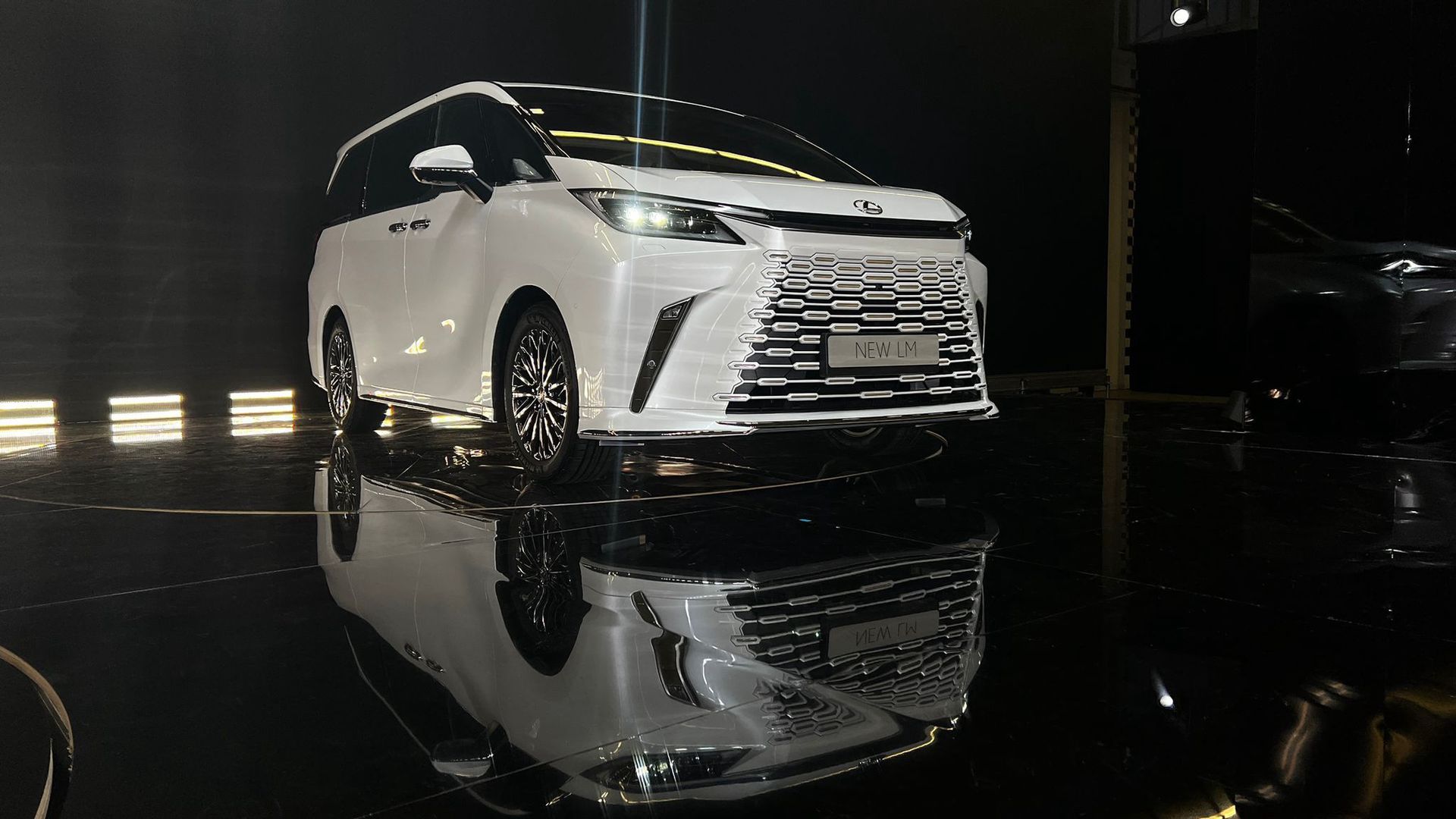 Lexus LM