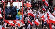 "Babcia Kasia" przyszła z flagą LGBT na Marsz za Polską. Eskortowała ją policja