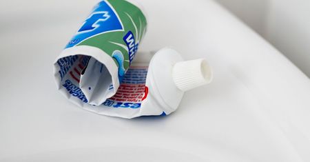 Gdzie wyrzucić tubkę po paście do zębów? Częsty błąd