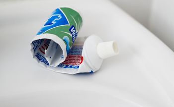 Gdzie wyrzucić tubkę po paście do zębów? Częsty błąd