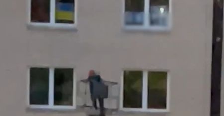 Zobaczyli ukraińską flagę. Tak z nią "walczyli"