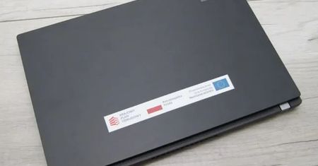 Zamiast dać laptopa dzieciom, sprzedają je w sieci. "Łatwo przyszło, łatwo poszło"