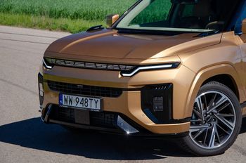 SUV-y tej marki może zaczną normalnie palić. Hybryda już jest, tylko czeka na debiut