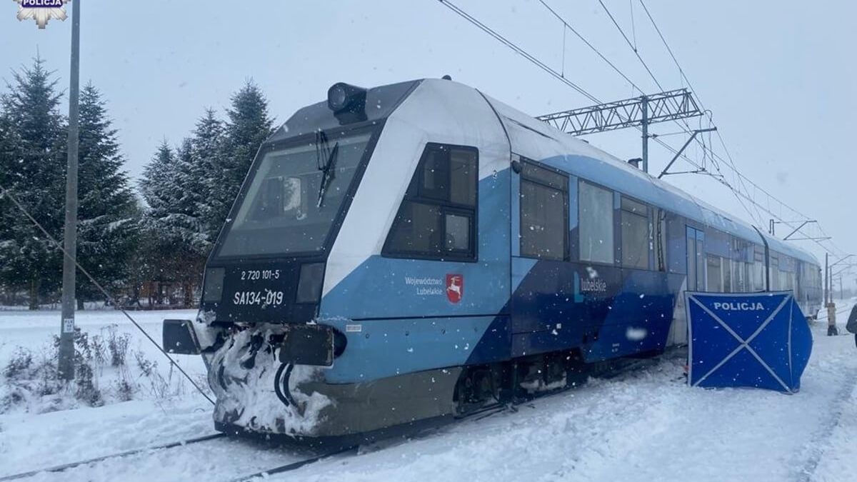 Szynobus potrącił pracowników kolei odśnieżających tory w Jaszczowie