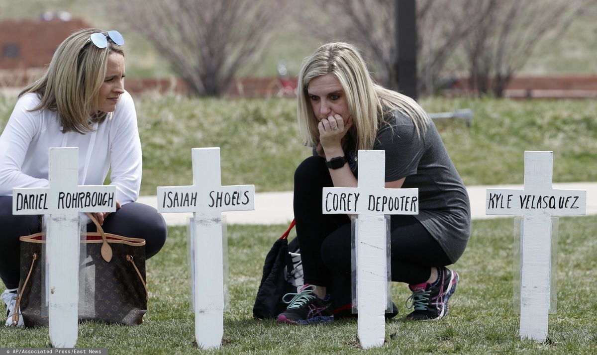 Absolwetnka Columbine High School przy krzyżach upamiętniających jej zamordowanych kolegów