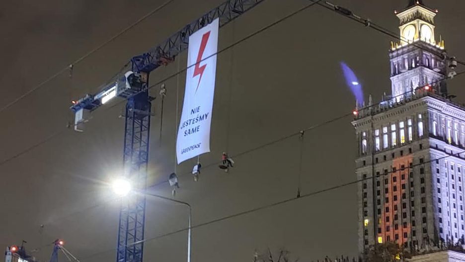 Warszawa. Na dźwigu zawisł baner