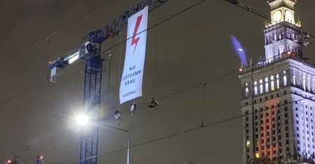 Protesty w Warszawie. Akcja Greenpeace. Baner na dźwigu