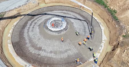 Powstaje gigantyczna farma wiatrowa. Fundamenty dla 53 turbin już wylane