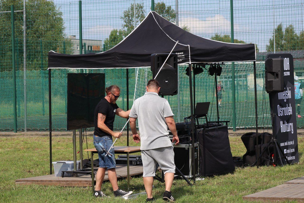 Trwa piknik wakacyjny na Gronowie w Lesznie. Imprezę organizuje Miejski Ośrodek Kultury. Przygotowano atrakcje dla młodszych i starszych
