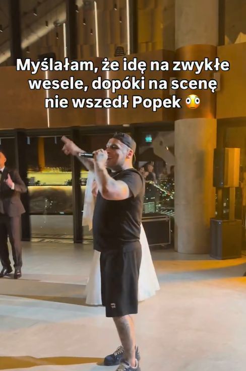Popek śpiewa na weselu