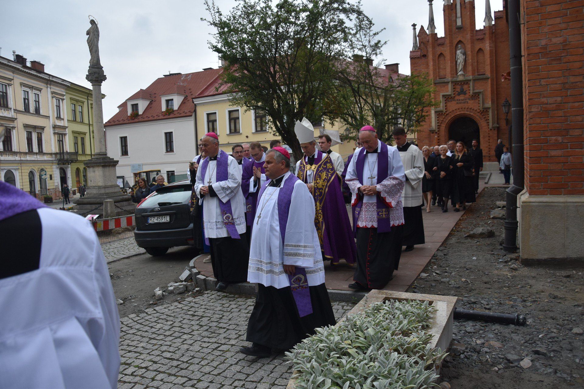 Trumna z ciałem biskupa Władysława Bobowskiego została wniesiona do tarnowskiej katedry