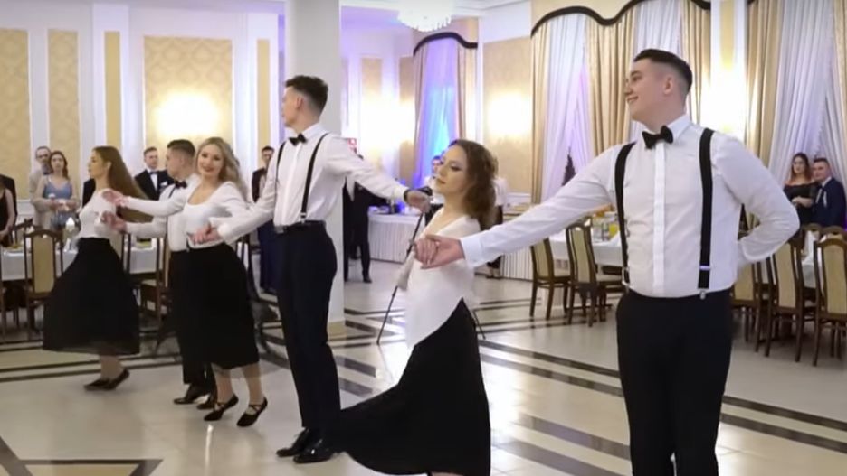 Tylko trzy pary zdecydowały się zatańczyć walca na studiówce