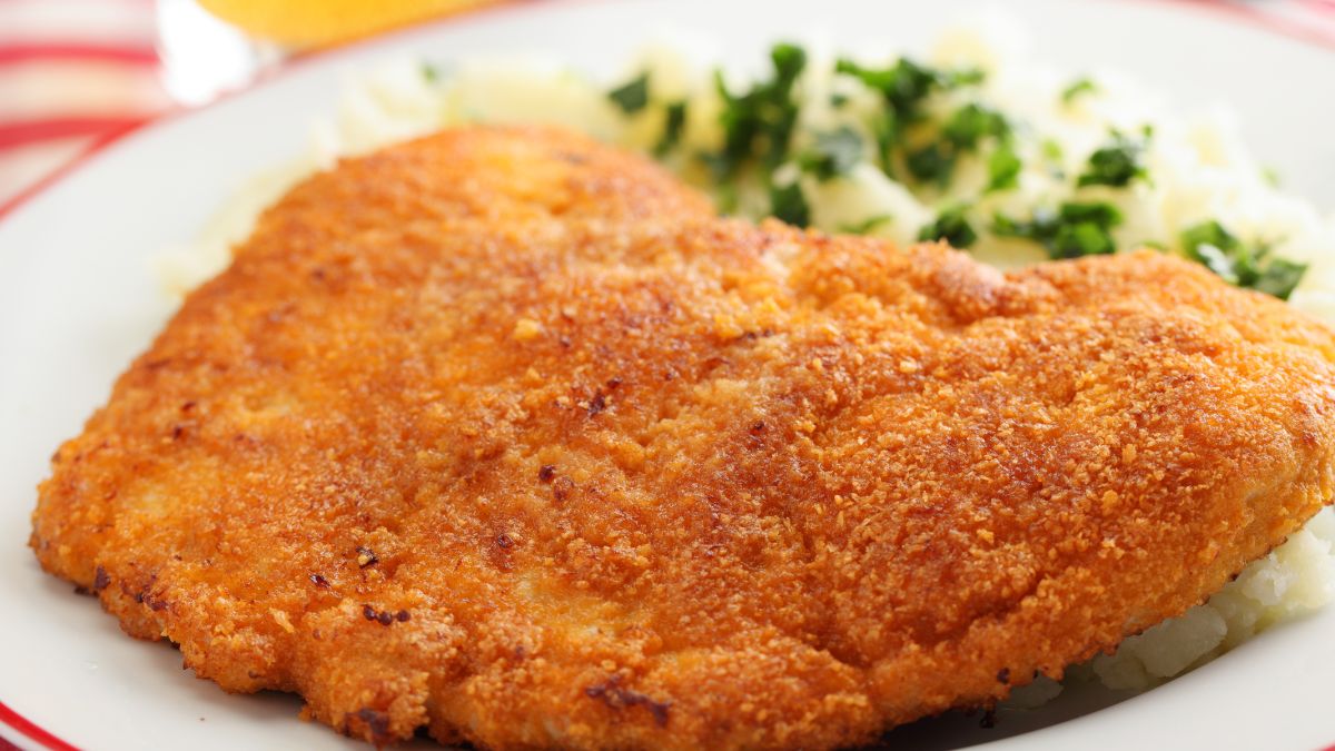 Kotlet schabowy na cały talerz - jak go zrobić? 